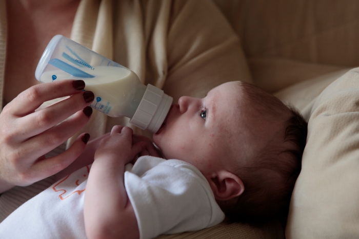 How to Bottle Feed a Baby the Right Way